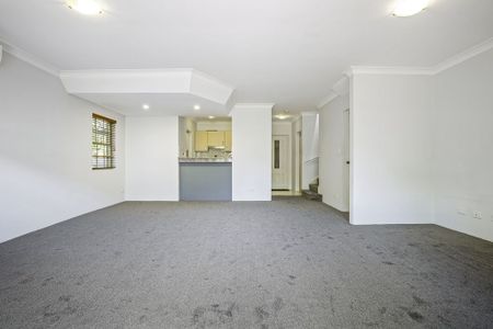 Renovated Two Bedroom Townhouse Residence - Photo 4