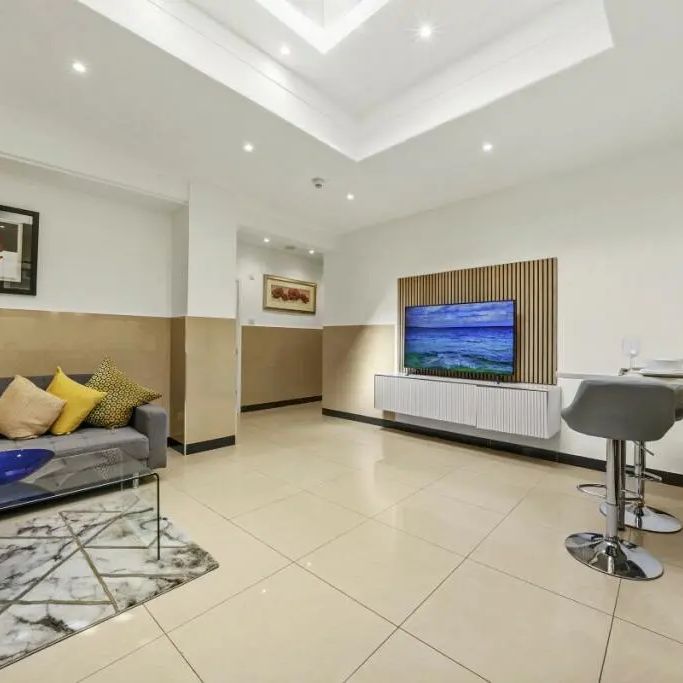 3 bedroom flat in London - Photo 1