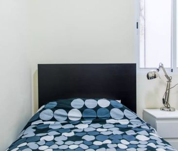 4-bedroom apartment for rent in El Carme, Valencia, workers & postgraduate students only - Photo 2