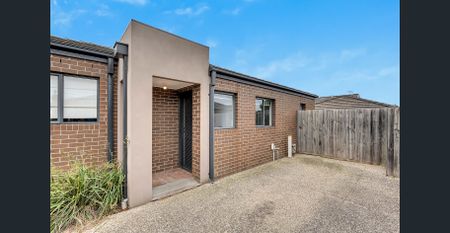 Spacious and light filled living - Photo 2