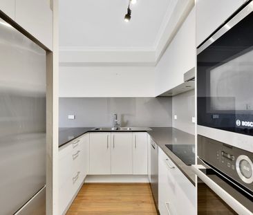 Light-Filled Two-Level Apartment with Rooftop Terrace - Photo 3