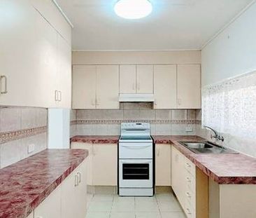 FANTASTIC POSITION - QUICK STROLL TO SHOPS AND BROADWATER PLUS SEPA... - Photo 2