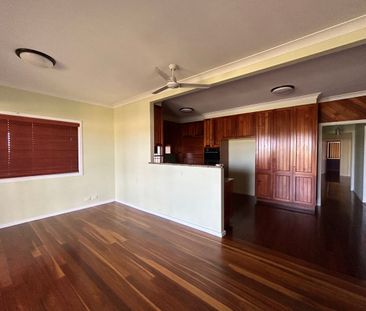 Well Presented Spacious Three Bedroom House - Photo 3