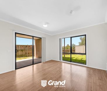 4 BEDROOM TOWNHOUSE IN OFFICER OVERLOOKING THE LAKE ! - Photo 2