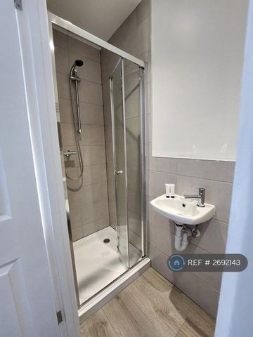 1 bedroom in a house share to rent - Photo 5