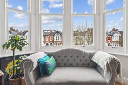 A beautiful two bedroom first floor apartment with off street parking, nestled in a quiet residential road in a sought after Ealing location. - Photo 3