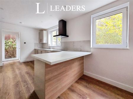 3 bedroom house to rent Tring Gardens, RM3 - Photo 5