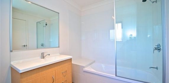 Modern Comfort in a Prime Location - 3-Bedroom Townhouse in Redbank Plains - Photo 2