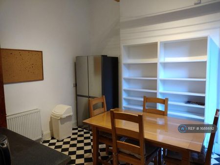 3 bedroom flat to rent - Photo 3