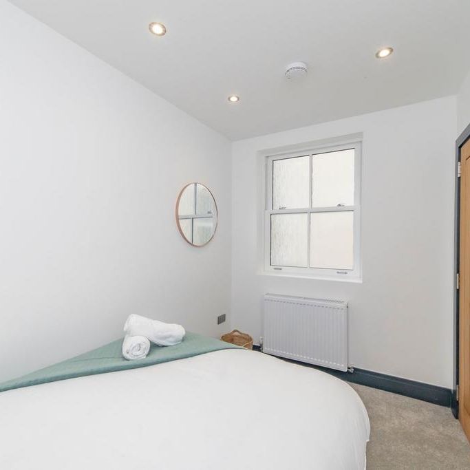 4 bedroom flat to rent - Photo 1
