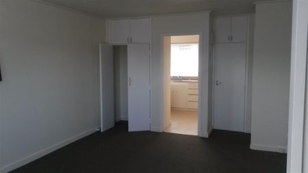 Spacious bedsit - Photo 4