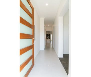 Ultra modern 4 bedrooms + 3 ensuites - Photo 6