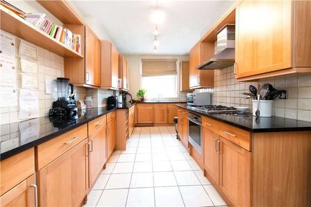 A very spacious four bedroom family flat with excellent reception space. Highly recommended. - Photo 2