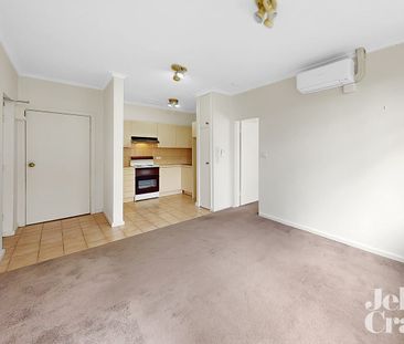 TOP FLOOR 1 BEDROOM APARTMENT - Photo 2