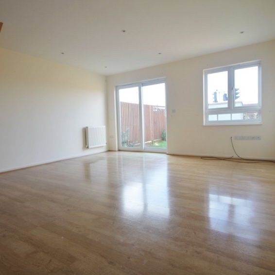 Elvedon Road, Feltham,TW13 - Photo 1