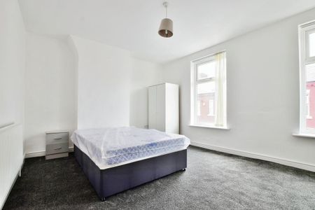4 bedroom terraced house to rent - Photo 2