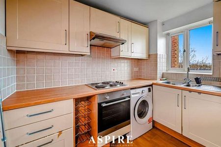 Danbury Crescent, South Ockendon, RM15 - Photo 3