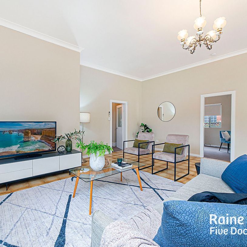 Superb 5 Bedroom Family Home | Extra Convenient Location - Photo 1