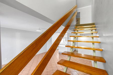 TOWNHOUSE LIVING - PRIME LOCATION! - Photo 3