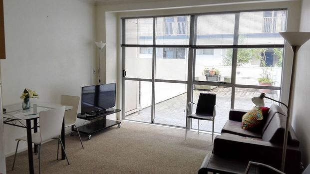 Spacious fully furnished apartment, own courtyard - Photo 1