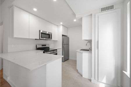 For Lease - 110 St Clair Avenue Unit# 701, Toronto, Ontario - Photo 4