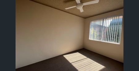 Large Three Bedroom Unit! - Photo 2