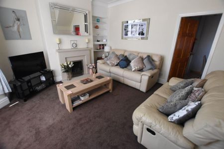 3 bedroom semi-detached house to rent - Photo 2