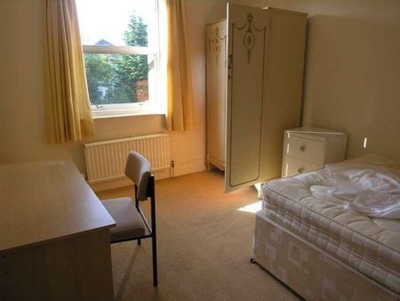 Bedroom Detached House In Bournemouth, BH9 - Photo 2