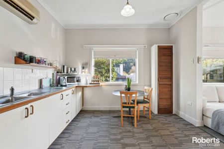 Spacious 2 Bedroom Home with Off Street Parking - Photo 3