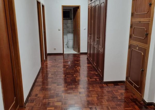 Quarto em apartamento localizado em Benfica