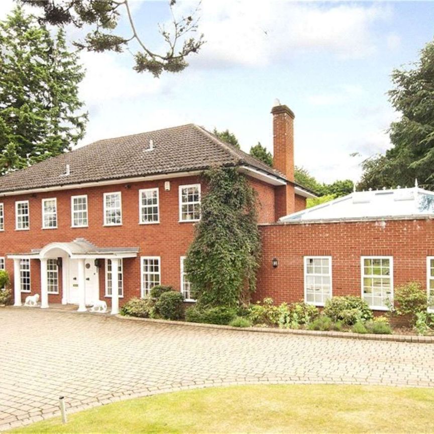 An imposing neo-Georgian style detached family home. Offered unfurnished and available now. - Photo 1