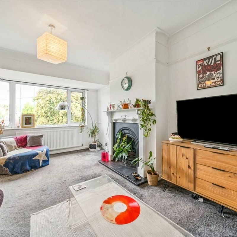 Chertsey Road - Photo 1