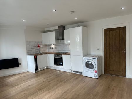 3 Bed Flat, Carlton Square, NG4 - Photo 2