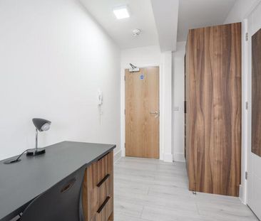 1 bedroom in a flat share to rent - Photo 3