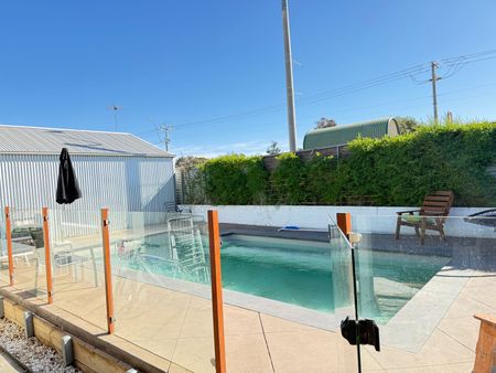 Spacious 4-Bedroom Family Home with a Pool - Photo 4