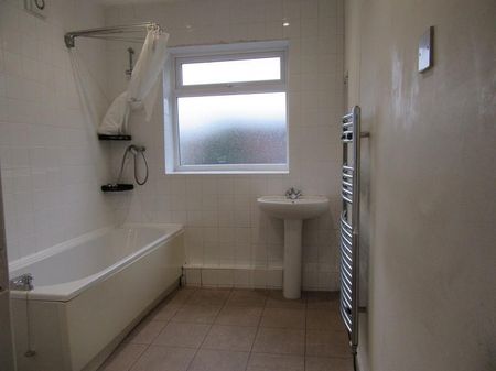 3 bedroom semi-detached house to rent - Photo 3