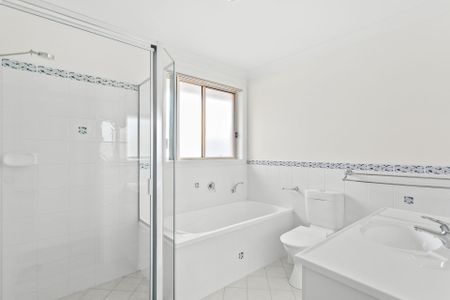 Spacious 3 Bedroom Townhouse with Double Garage - Photo 4