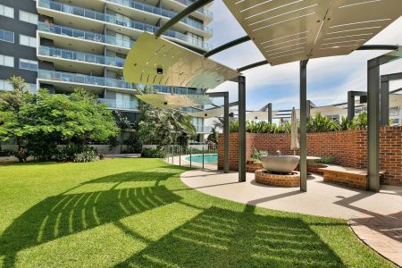 Luxury Riverside Apartment in Exclusive West End Enclave - Photo 3