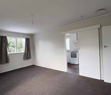 Beautifully Refreshed Two Bedroom Unit - Ideal Location - Photo 4