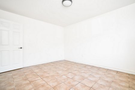 3 bedroom, 1 bath - Photo 2