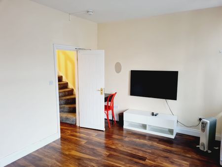 2 Bed Flat, Upton Park, E6 - Photo 2