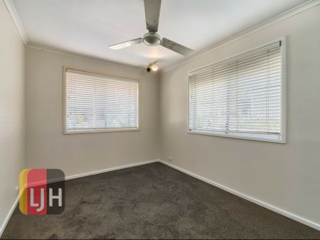 AIR CONDITIONED THREE BEDROOM HOME IN GREAT LOCATION! - Photo 3