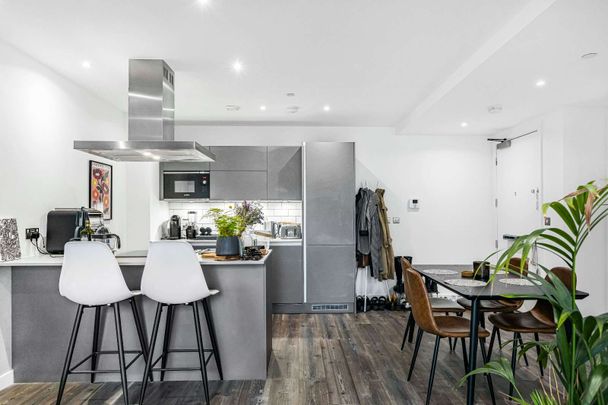 Modern one bedroom flat in a loft-style apartment development. - Photo 1