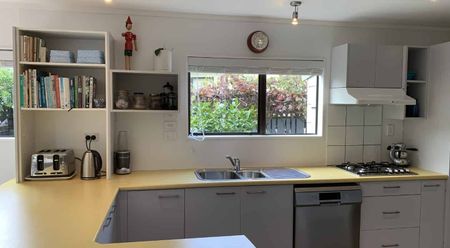 Large and Sunny Home for Rent in Otaki - Photo 4