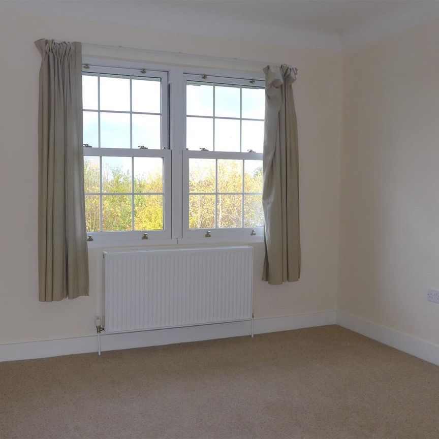 Lower Icknield Way, Great Kimble - Photo 1