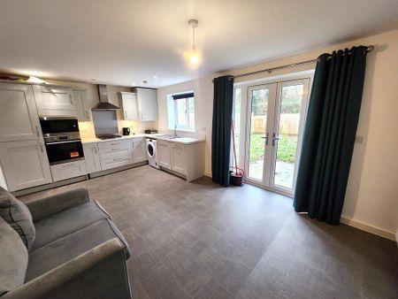 3 bedroom semi-detached house to rent - Photo 3