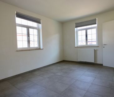 Bel-etagewoning met 3 slaapkamers, balkon, tuintje en garage. - Photo 2