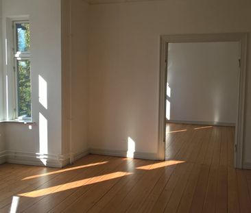 Smuk 5-vær med stuklofter og altan - Photo 6