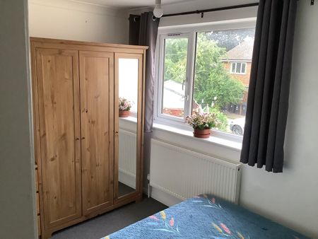 2 Bed Flat, Abbey Road, IG2 - Photo 5