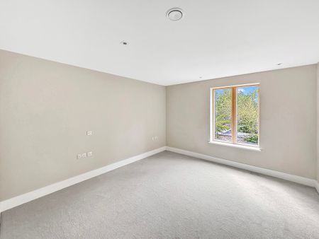 Tucked discreetly away from one of Cambridge’s most distinguished roads lies an exclusive collection of just six newly built residences, each crafted with meticulous attention to detail. - Photo 4